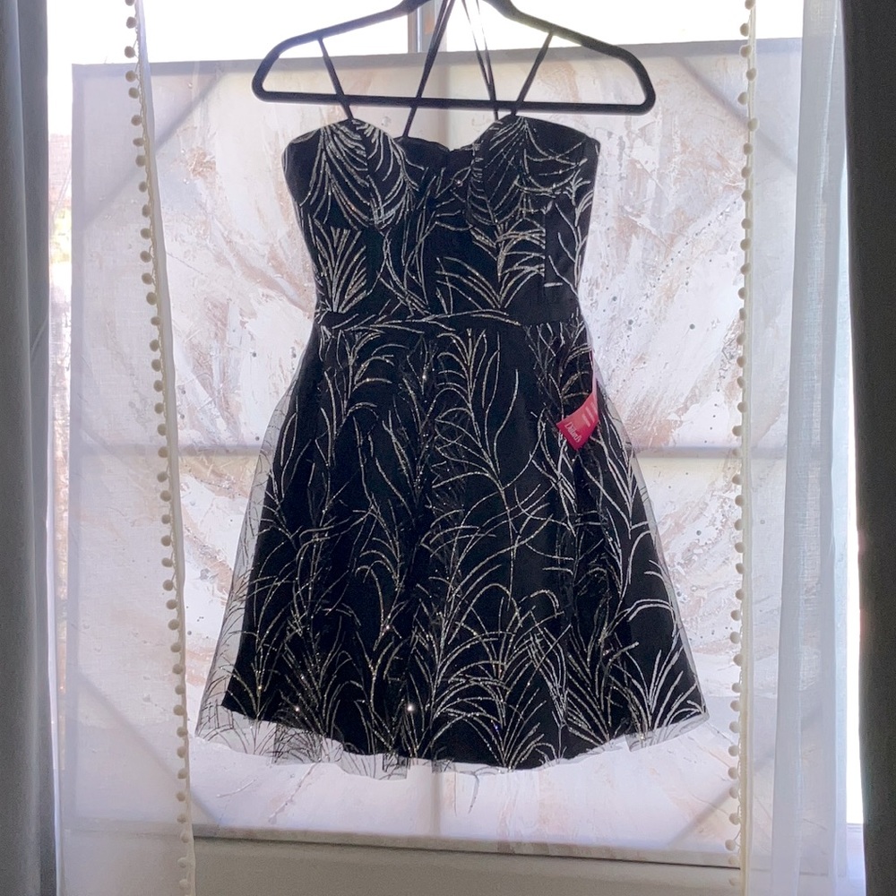 GB cocktail length dress. Size 5. NWT